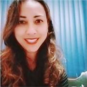 Professora de alfabetização, psicopedagoga ensina estudantes com dificuldade de aprendizagem e estudantes especiais com amor